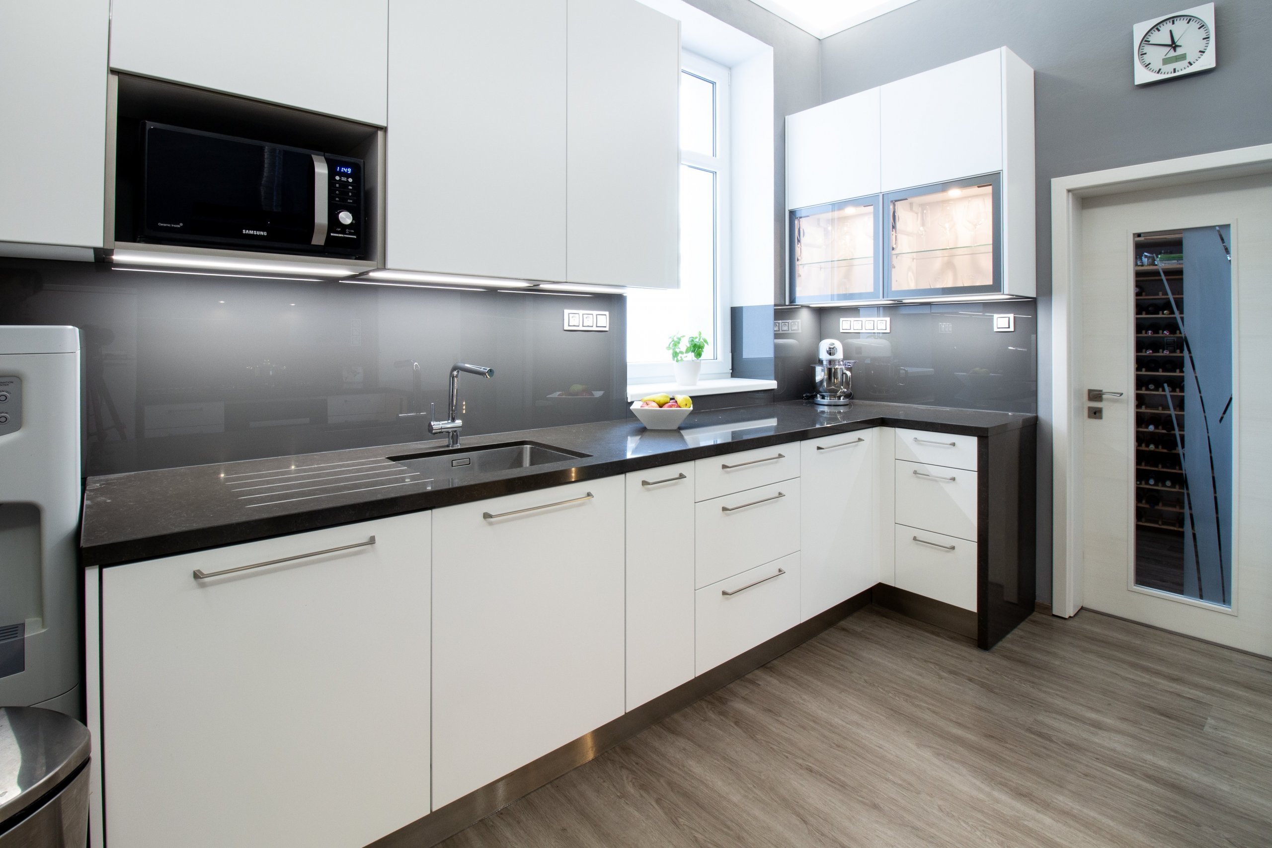 Prostor o necelých 12 m2 a o třech vchodech a velkém oknu nám dal během návrhu pěkně zabrat. Přáním klientů bylo prostor maximálně funkčně a prakticky využít.…