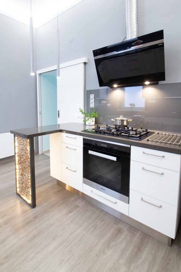 Prostor o necelých 12 m2 a o třech vchodech a velkém oknu nám dal během návrhu pěkně zabrat. Přáním klientů bylo prostor maximálně funkčně a prakticky využít.…