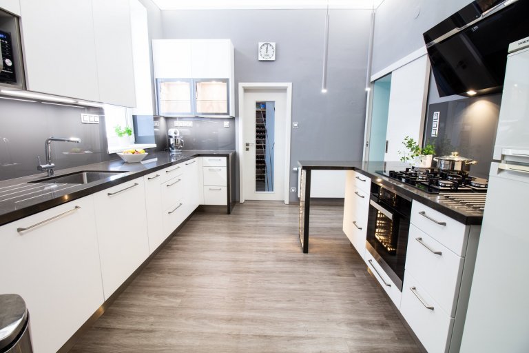 Prostor o necelých 12 m2 a o třech vchodech a velkém oknu nám dal během návrhu pěkně zabrat. Přáním klientů bylo prostor maximálně funkčně a prakticky využít.…