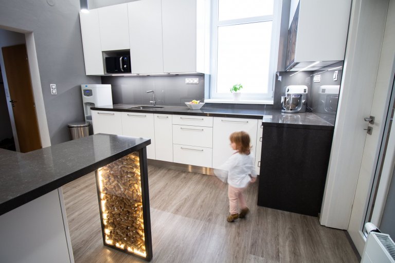 Prostor o necelých 12 m2 a o třech vchodech a velkém oknu nám dal během návrhu pěkně zabrat. Přáním klientů bylo prostor maximálně funkčně a prakticky využít.…