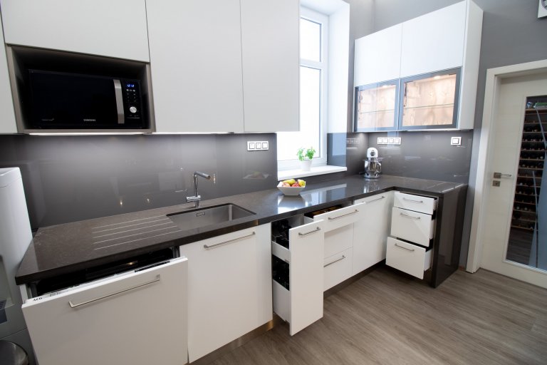 Prostor o necelých 12 m2 a o třech vchodech a velkém oknu nám dal během návrhu pěkně zabrat. Přáním klientů bylo prostor maximálně funkčně a prakticky využít.…