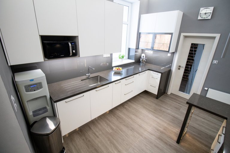 Prostor o necelých 12 m2 a o třech vchodech a velkém oknu nám dal během návrhu pěkně zabrat. Přáním klientů bylo prostor maximálně funkčně a prakticky využít.…