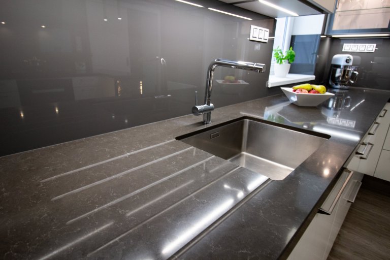 Prostor o necelých 12 m2 a o třech vchodech a velkém oknu nám dal během návrhu pěkně zabrat. Přáním klientů bylo prostor maximálně funkčně a prakticky využít.…