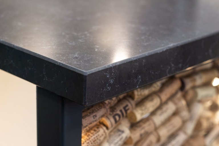 Prostor o necelých 12 m2 a o třech vchodech a velkém oknu nám dal během návrhu pěkně zabrat. Přáním klientů bylo prostor maximálně funkčně a prakticky využít.…