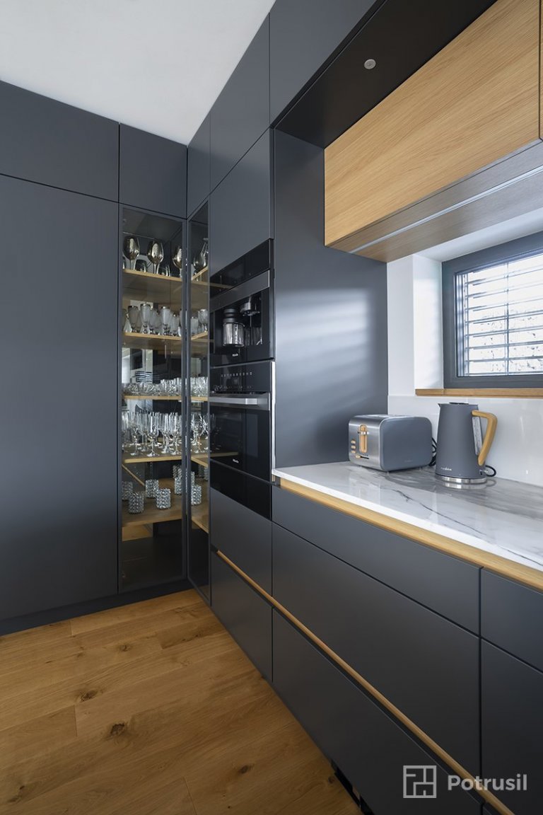 
Další zajímavý &bdquo;kousek&ldquo; putoval tentokrát do nádherného domu kousek za Prahou. Na projektu pracovali naši kolegové designéři, Renáta a Milan.…