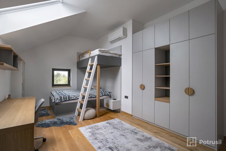 
Další zajímavý &bdquo;kousek&ldquo; putoval tentokrát do nádherného domu kousek za Prahou. Na projektu pracovali naši kolegové designéři, Renáta a Milan.…