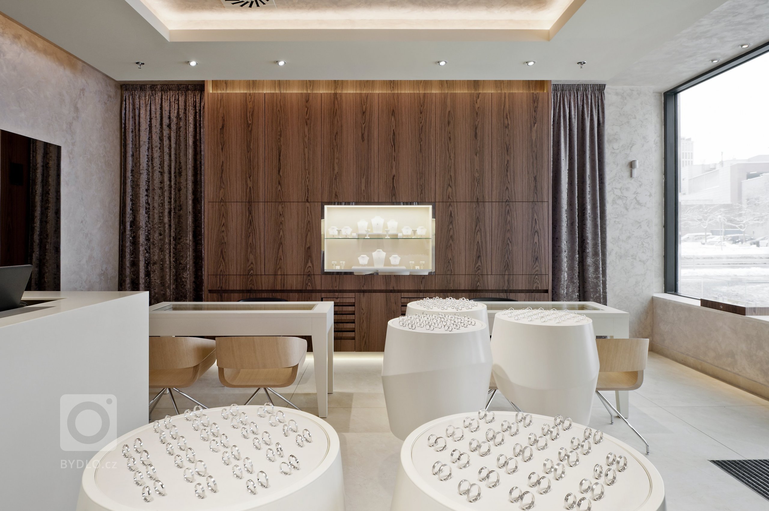 Komerční realizace pro klienta v Brně. Použita byla alpi dýha, corian a lakované prvky. Realizováno společně se studiem De.fakto.
