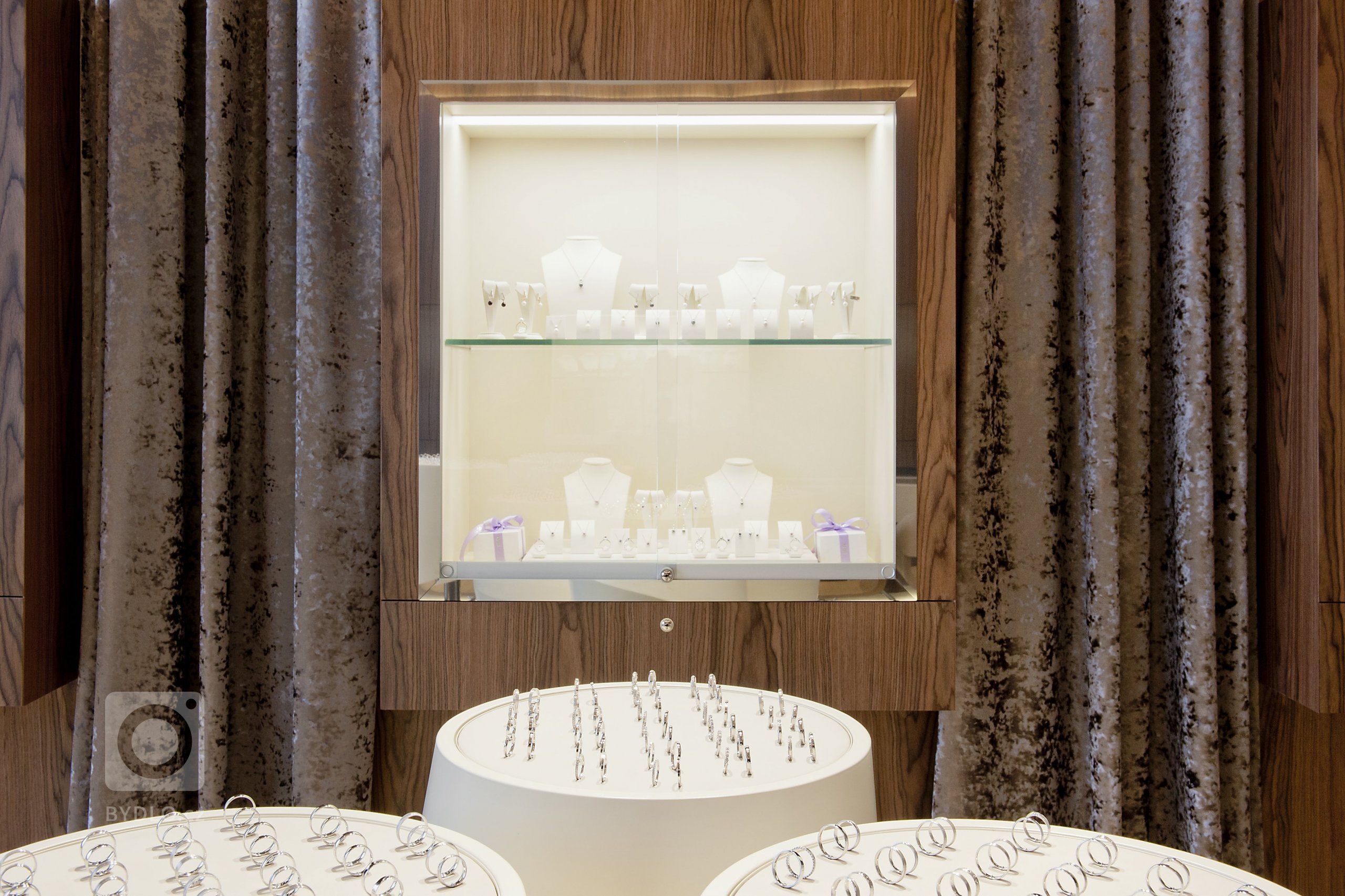 Komerční realizace pro klienta v Brně. Použita byla alpi dýha, corian a lakované prvky. Realizováno společně se studiem De.fakto.
