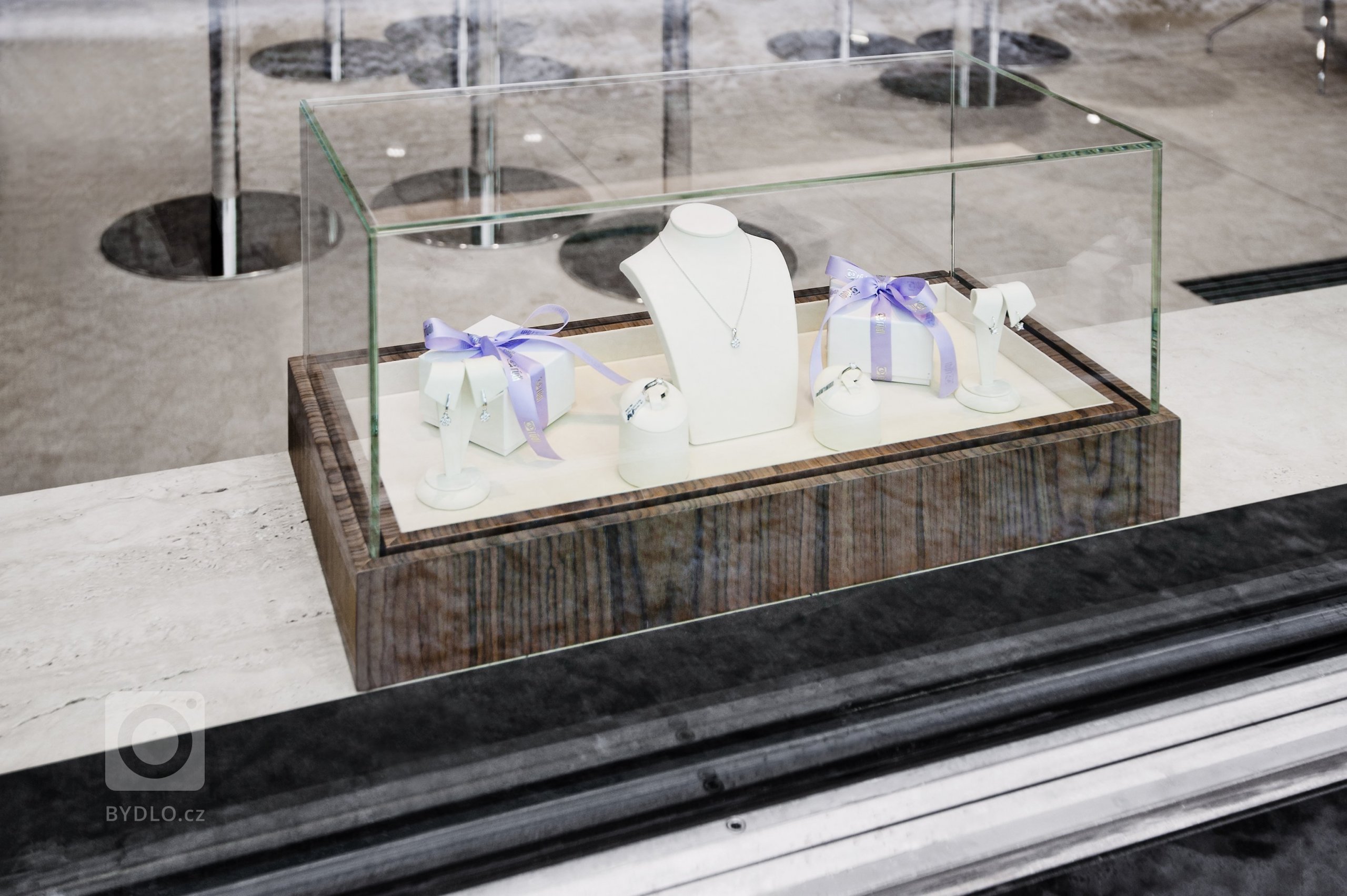 Komerční realizace pro klienta v Brně. Použita byla alpi dýha, corian a lakované prvky. Realizováno společně se studiem De.fakto.
