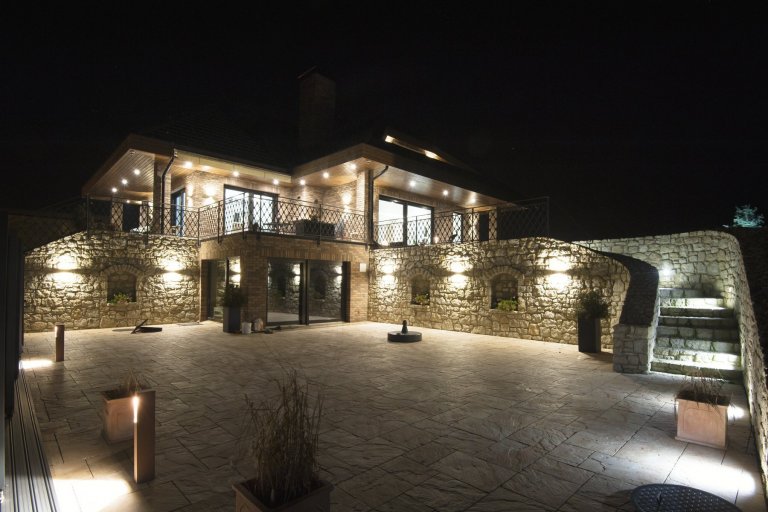 Novstavba rodinného domu, návrh a realizace osvětlení exteriéru i interiéru
