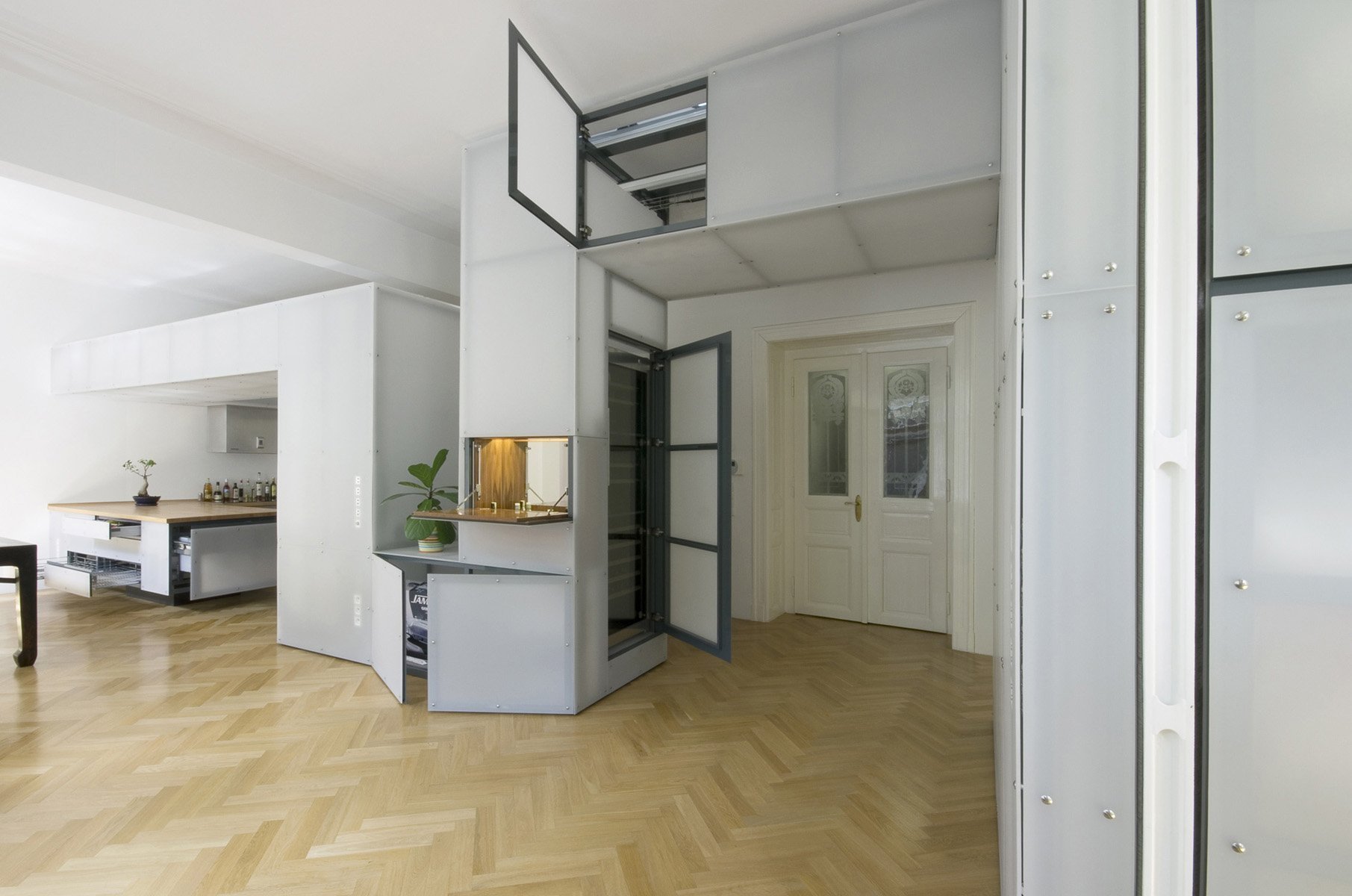 V době svého vzniku byl v prvním patře secesního činžovního domu jeden byt. V éře komunismu brutálně a necitlivě rozdělen na tři jednotky. Klient koupil tato…