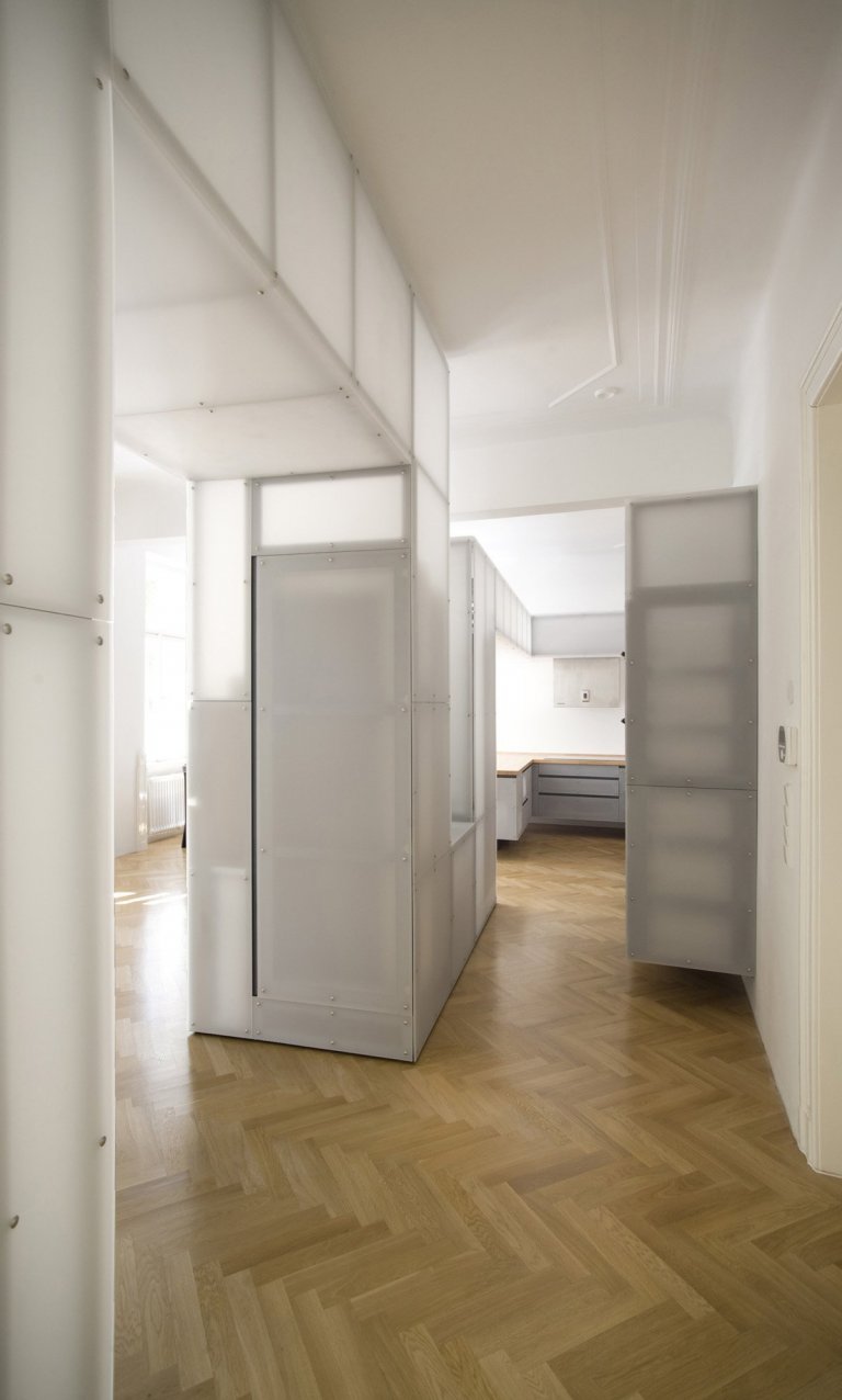 V době svého vzniku byl v prvním patře secesního činžovního domu jeden byt. V éře komunismu brutálně a necitlivě rozdělen na tři jednotky. Klient koupil tato…