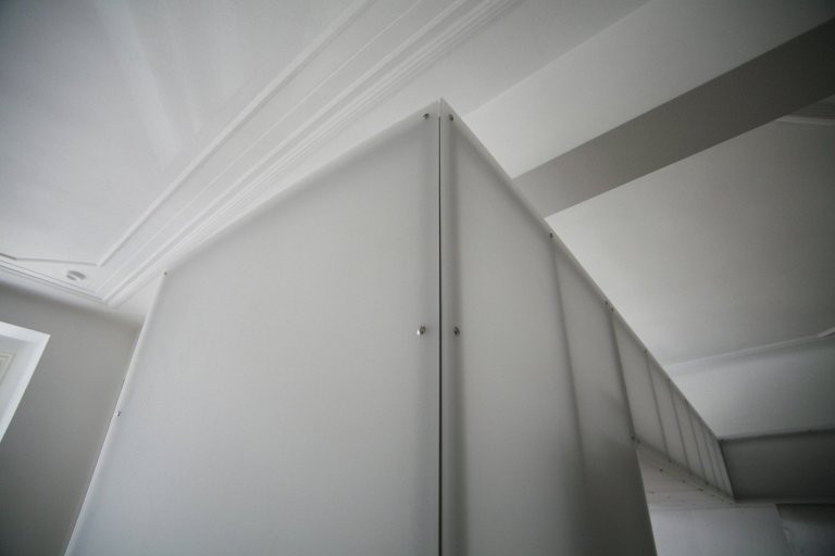 V době svého vzniku byl v prvním patře secesního činžovního domu jeden byt. V éře komunismu brutálně a necitlivě rozdělen na tři jednotky. Klient koupil tato…