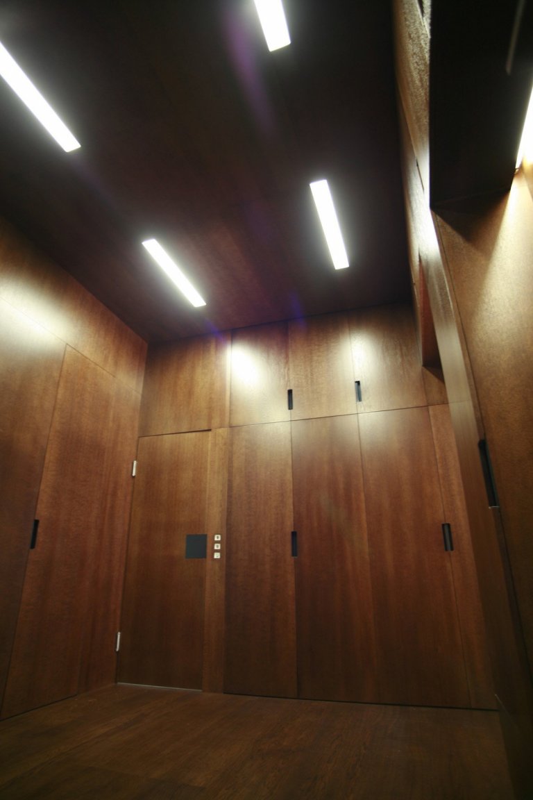 V době svého vzniku byl v prvním patře secesního činžovního domu jeden byt. V éře komunismu brutálně a necitlivě rozdělen na tři jednotky. Klient koupil tato…