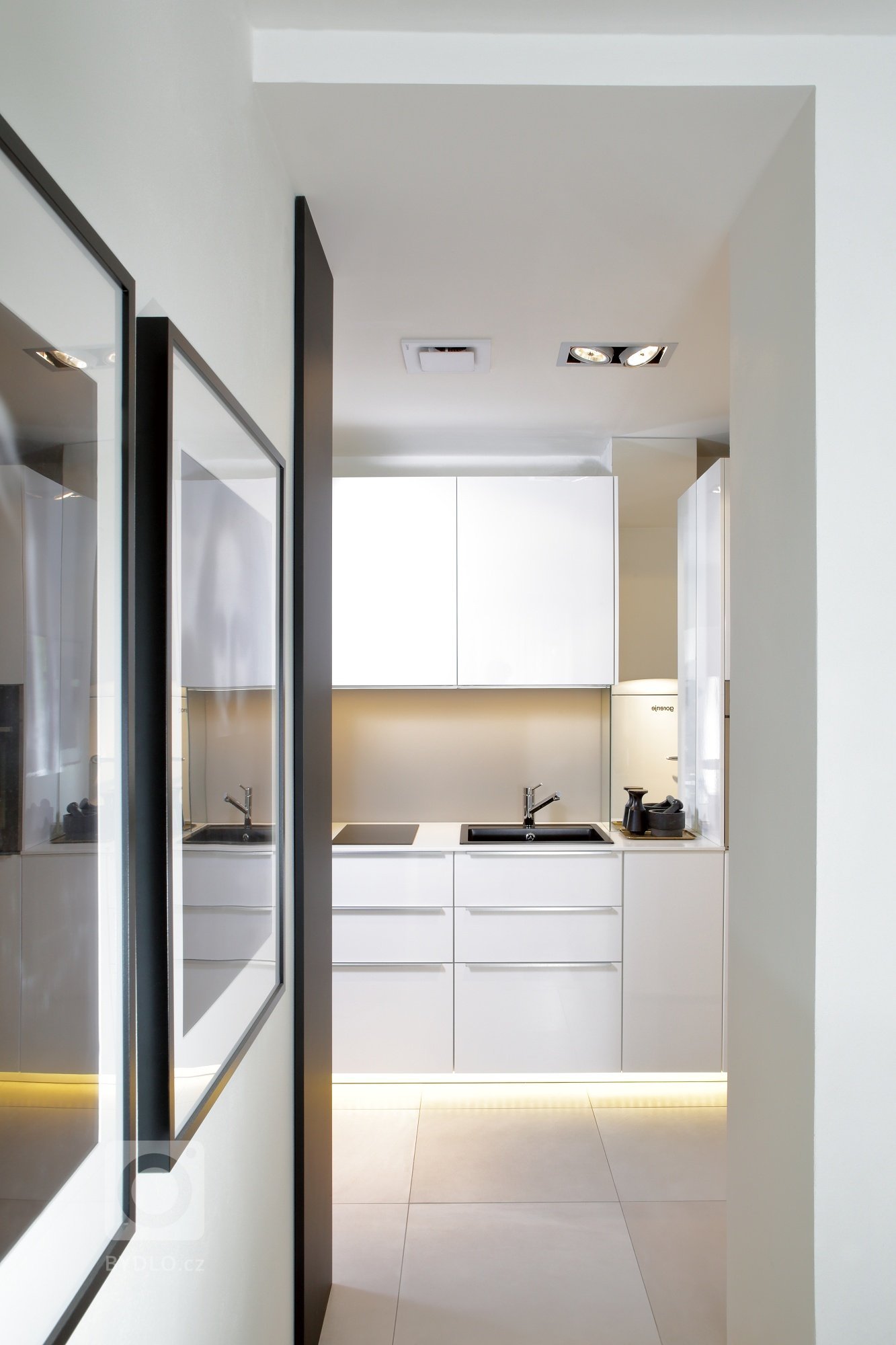 Byt prošel kompletní rekonstrukcí, Zachovali jsme však původní parkety v obývací části a zrcadlo nad sedací soupravou. Odstup sádrokartonového podhledu u oken…