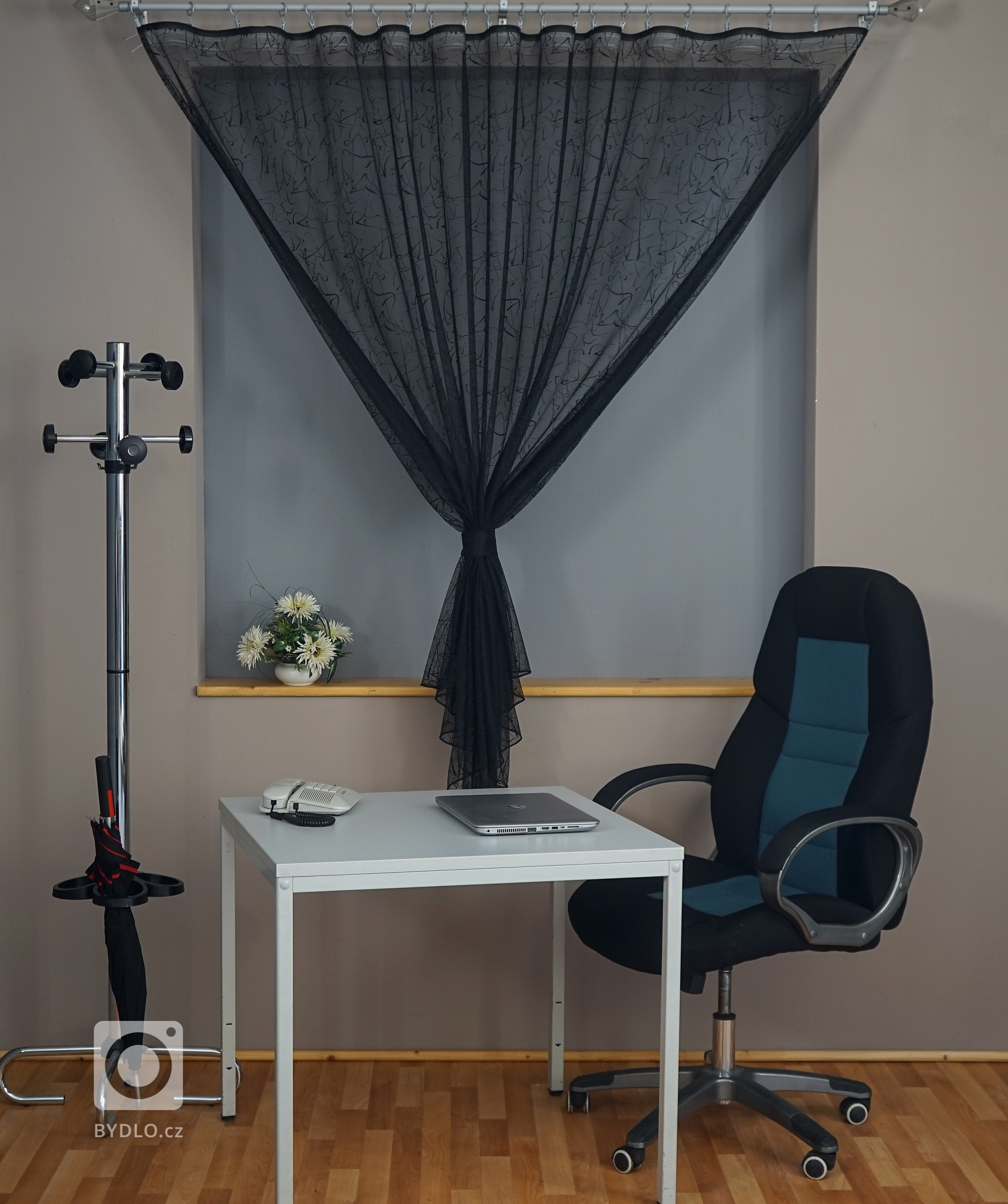 má spolupráce s tradiční českou pletárnou záclon Tylex-Letovice a.s., pro kterou připravuji abstraktní vzory záclon vznikla velice zajímavá záclona v černé…