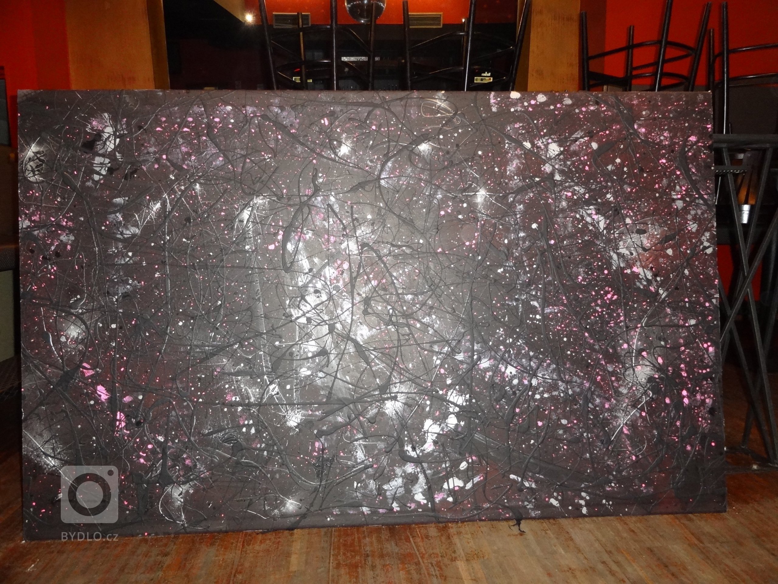 ručně dekorovaná vstupní zeď music klubu, dekorace 9 sloupů a VIP baru
