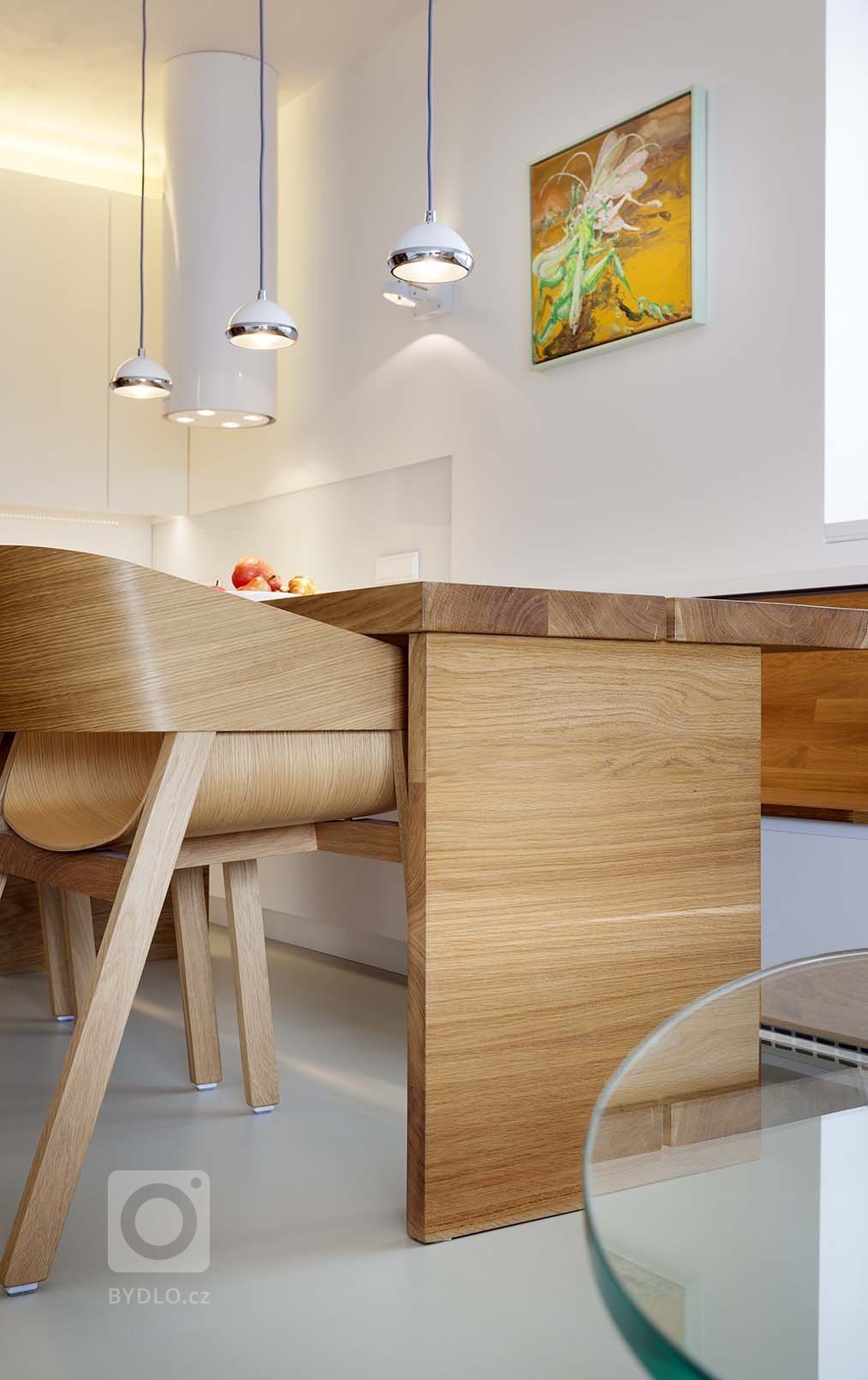 Předmětem rekonstrukce&nbsp; je byt 3+kk v novostavbě pro mladou rodinu.

Ústředním motivem návrhu je dřevěný obklad místností zázemí probíhající chodbou,…