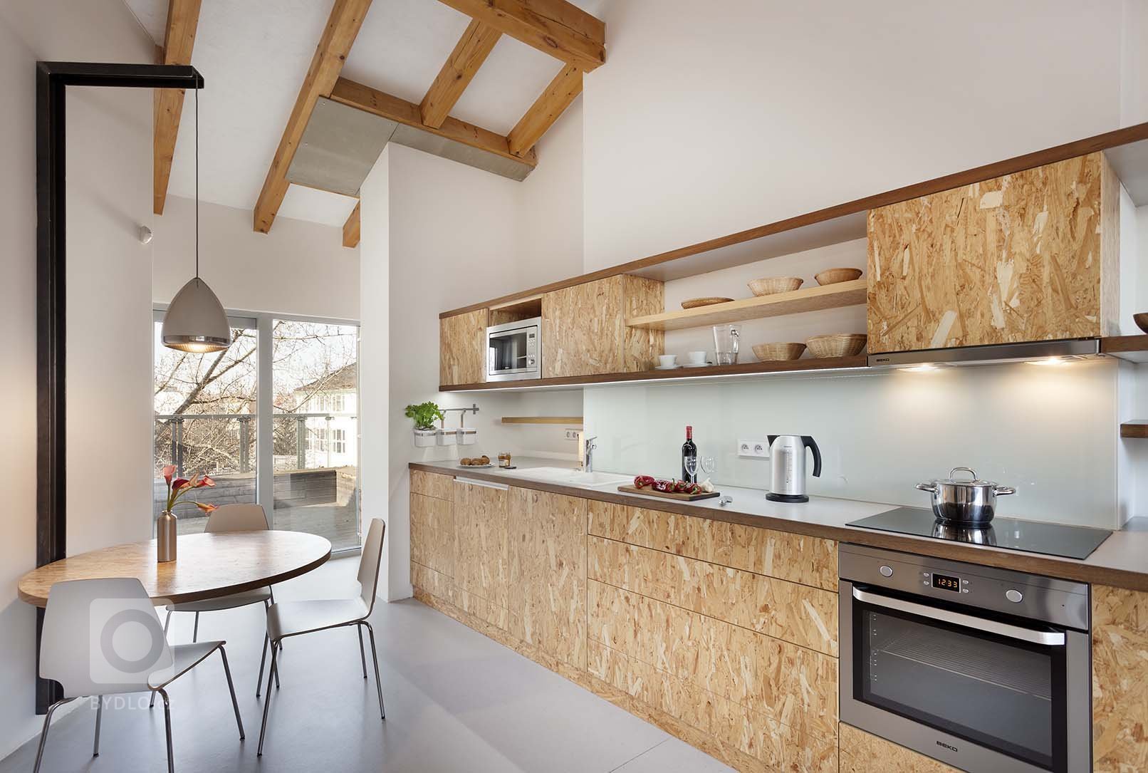 Návrh interieru půdní vestavby probíhal v průběhu realizace stavebních prací. V monochromatickém interieru se výrazně uplatňují dřevěné masivní prvky nového…