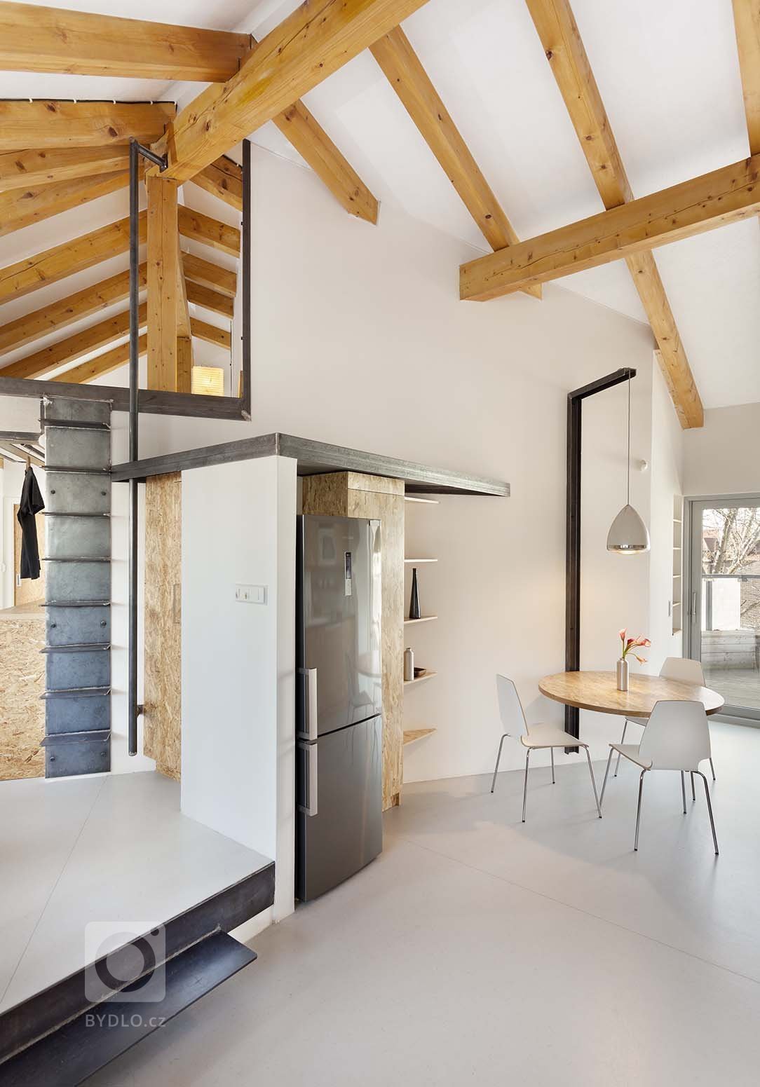 Návrh interieru půdní vestavby probíhal v průběhu realizace stavebních prací. V monochromatickém interieru se výrazně uplatňují dřevěné masivní prvky nového…