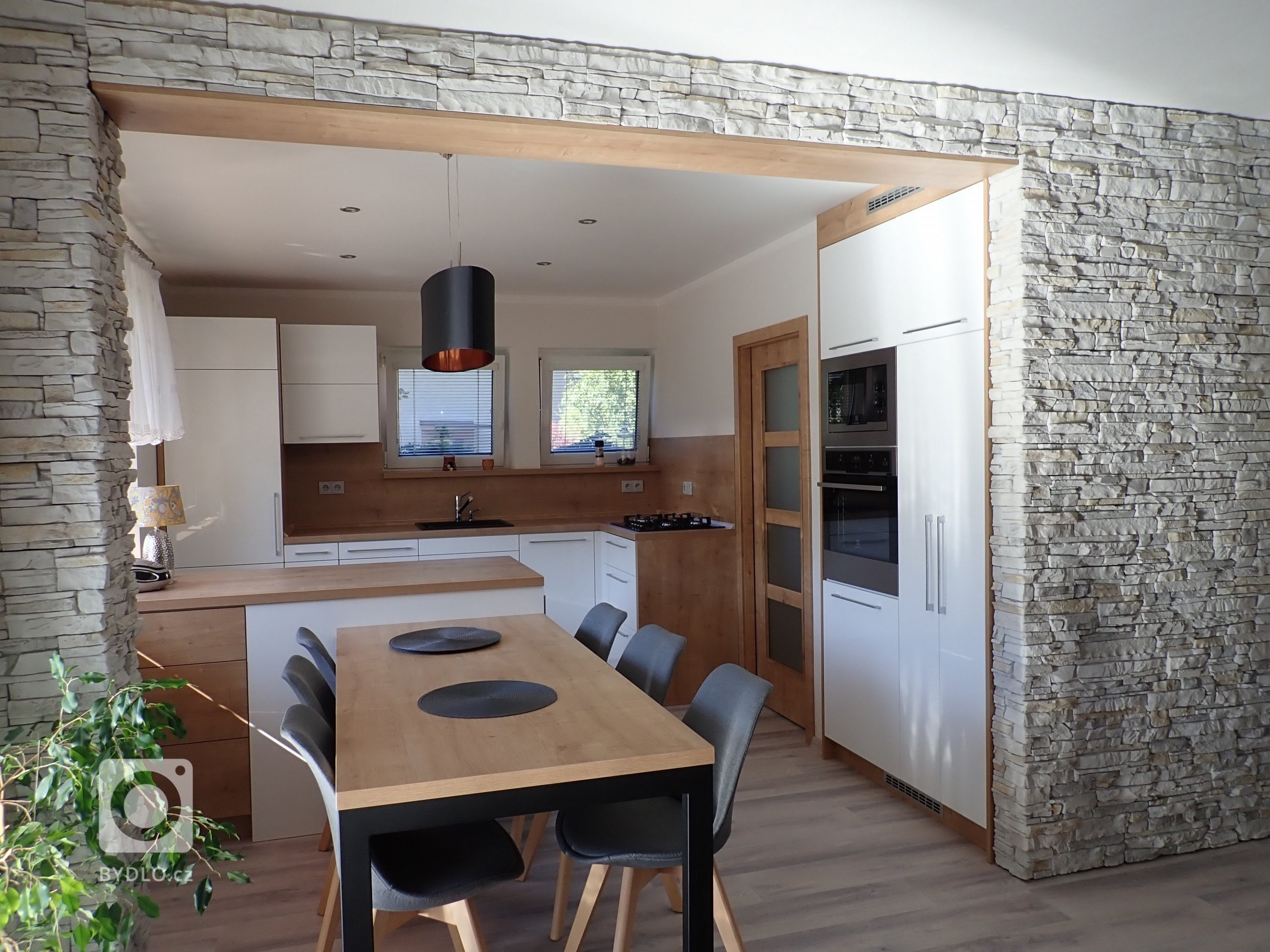 Návrh interiéru &nbsp;přízemí starého domu, kdy jsme museli respektovat docela velké limity&nbsp;domu. Došlo k vybourání příčky mezi kuchyní a obývacím pokojem…