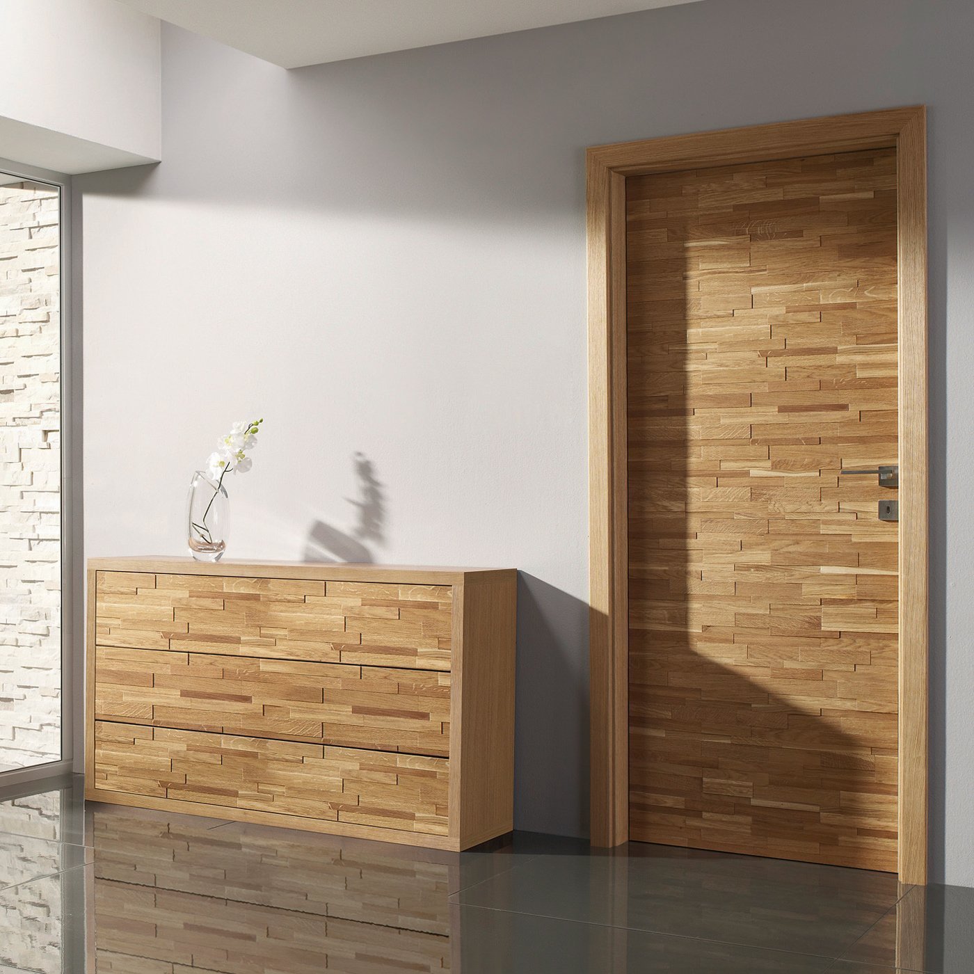 Výrazné dveře, které ladí s nábytkem.