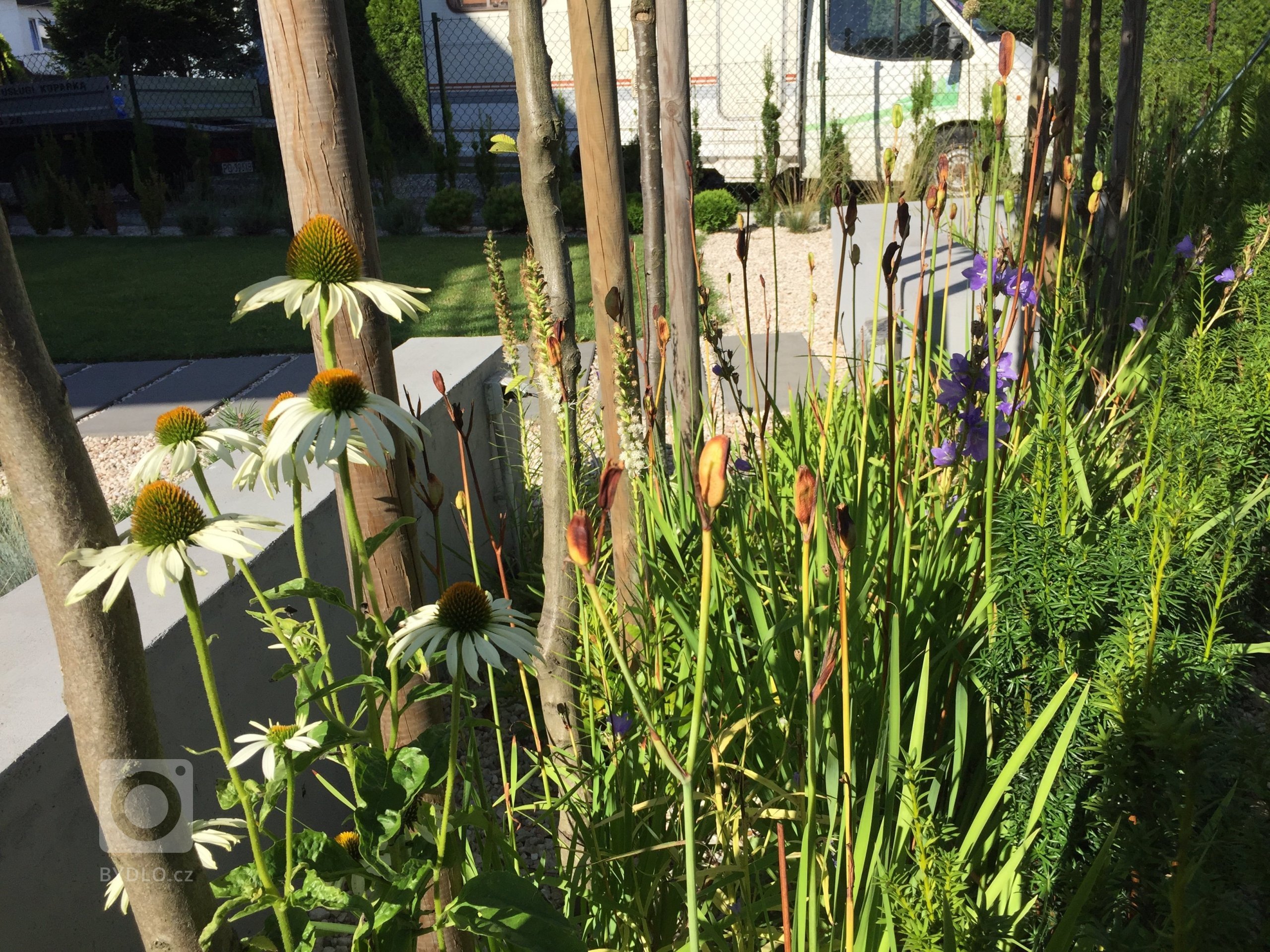 Přední část zahrady jako reprezentativní část je uzavřena v pravidelných rámech. Geometrické podíly zdůrazňují jednoduchost a eleganci, nepřitlačujíc…