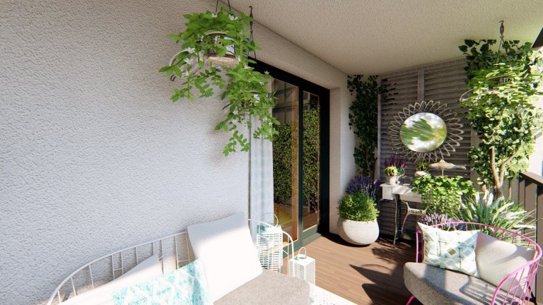 

Balkon je v současné době amatérsky upravený, nachází se na něm malé posezení, dekorace v podobě šicího stroje a několik květináčů a truhlíků se zelení.…
