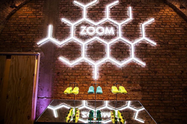 NIKE WOMEN STUDIO návrh a realizace prostoru pro Designblok 2014. Reinkarnace staré tělocvičny v novou interaktivní a multifunkční expozici, která prezentuje…