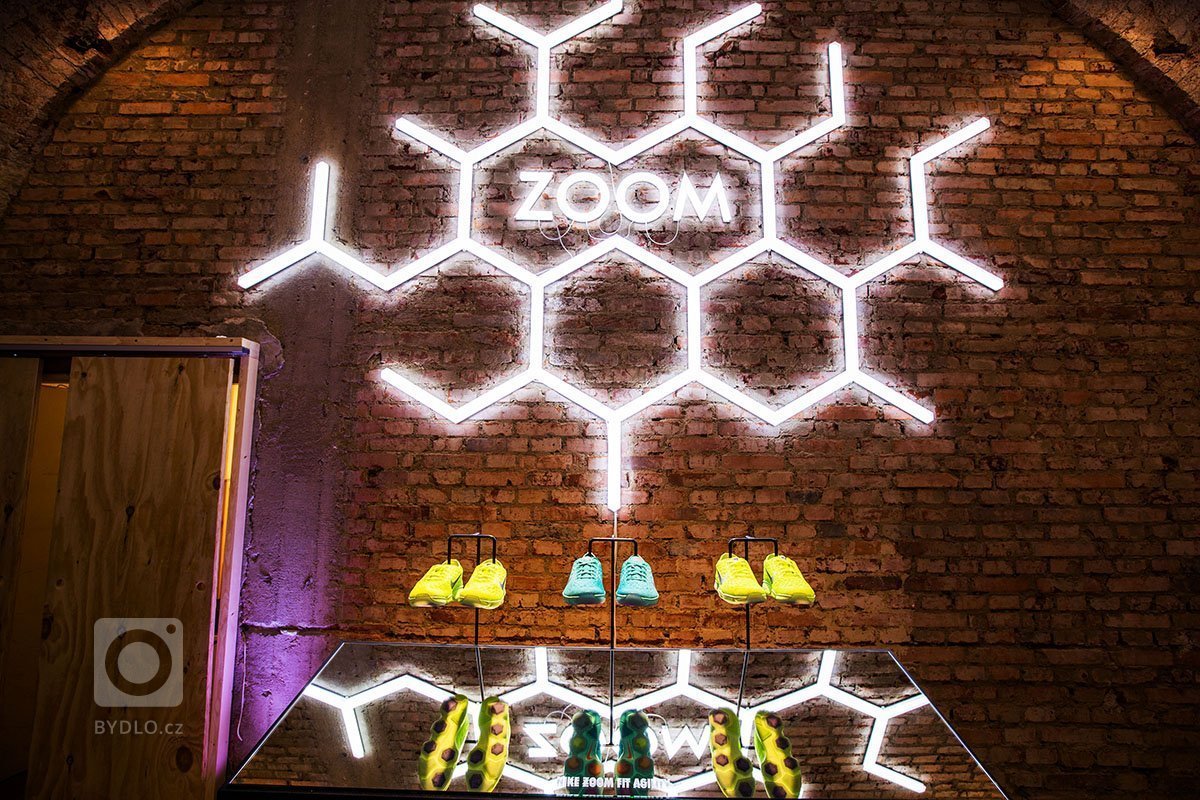 NIKE WOMEN STUDIO návrh a realizace prostoru pro Designblok 2014. Reinkarnace staré tělocvičny v novou interaktivní a multifunkční expozici, která prezentuje…