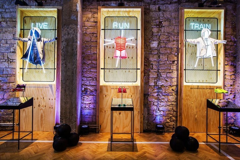 NIKE WOMEN STUDIO návrh a realizace prostoru pro Designblok 2014. Reinkarnace staré tělocvičny v novou interaktivní a multifunkční expozici, která prezentuje…