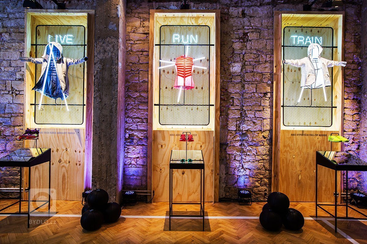 NIKE WOMEN STUDIO návrh a realizace prostoru pro Designblok 2014. Reinkarnace staré tělocvičny v novou interaktivní a multifunkční expozici, která prezentuje…
