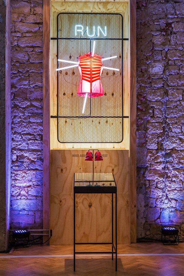 NIKE WOMEN STUDIO návrh a realizace prostoru pro Designblok 2014. Reinkarnace staré tělocvičny v novou interaktivní a multifunkční expozici, která prezentuje…