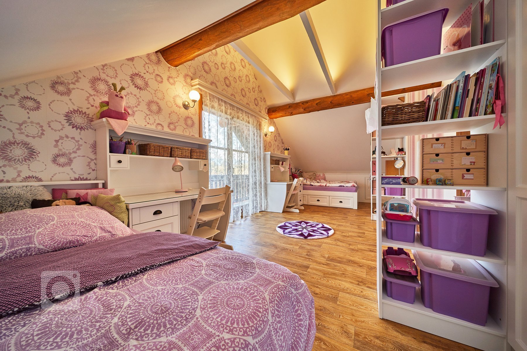 Příběh nového dětského pokoje a ložnice se začal psát před rokem, kdy mě oslovila klientka Klára ze srubu v Podrkonoší. Přála si vyměnit velkou ložnice s…