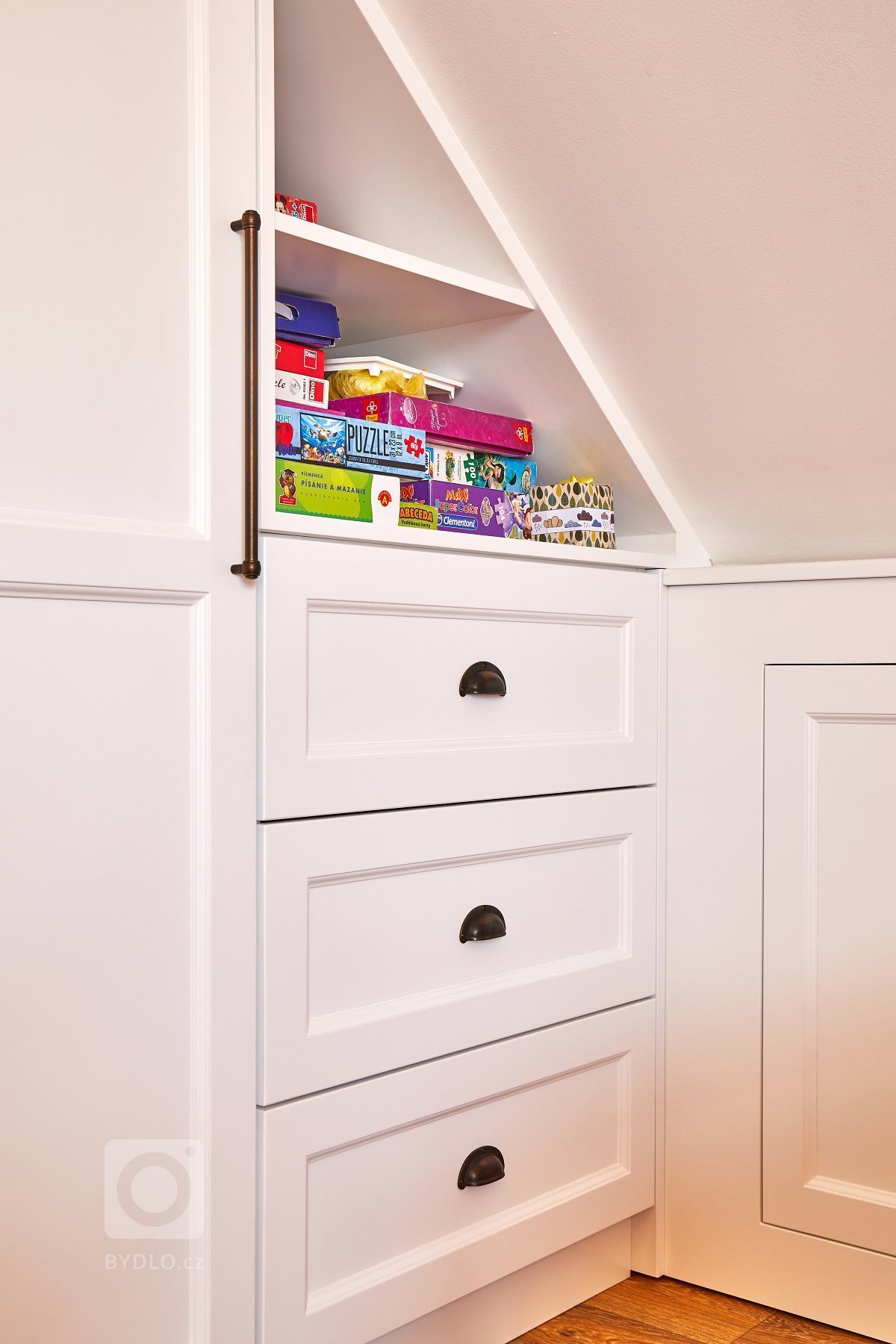 Příběh nového dětského pokoje a ložnice se začal psát před rokem, kdy mě oslovila klientka Klára ze srubu v Podrkonoší. Přála si vyměnit velkou ložnice s…