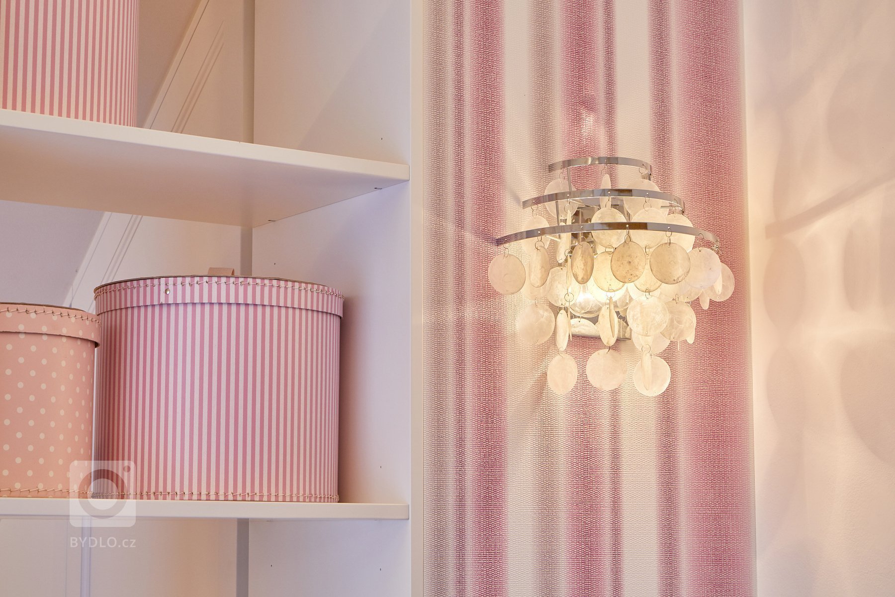 Příběh nového dětského pokoje a ložnice se začal psát před rokem, kdy mě oslovila klientka Klára ze srubu v Podrkonoší. Přála si vyměnit velkou ložnice s…