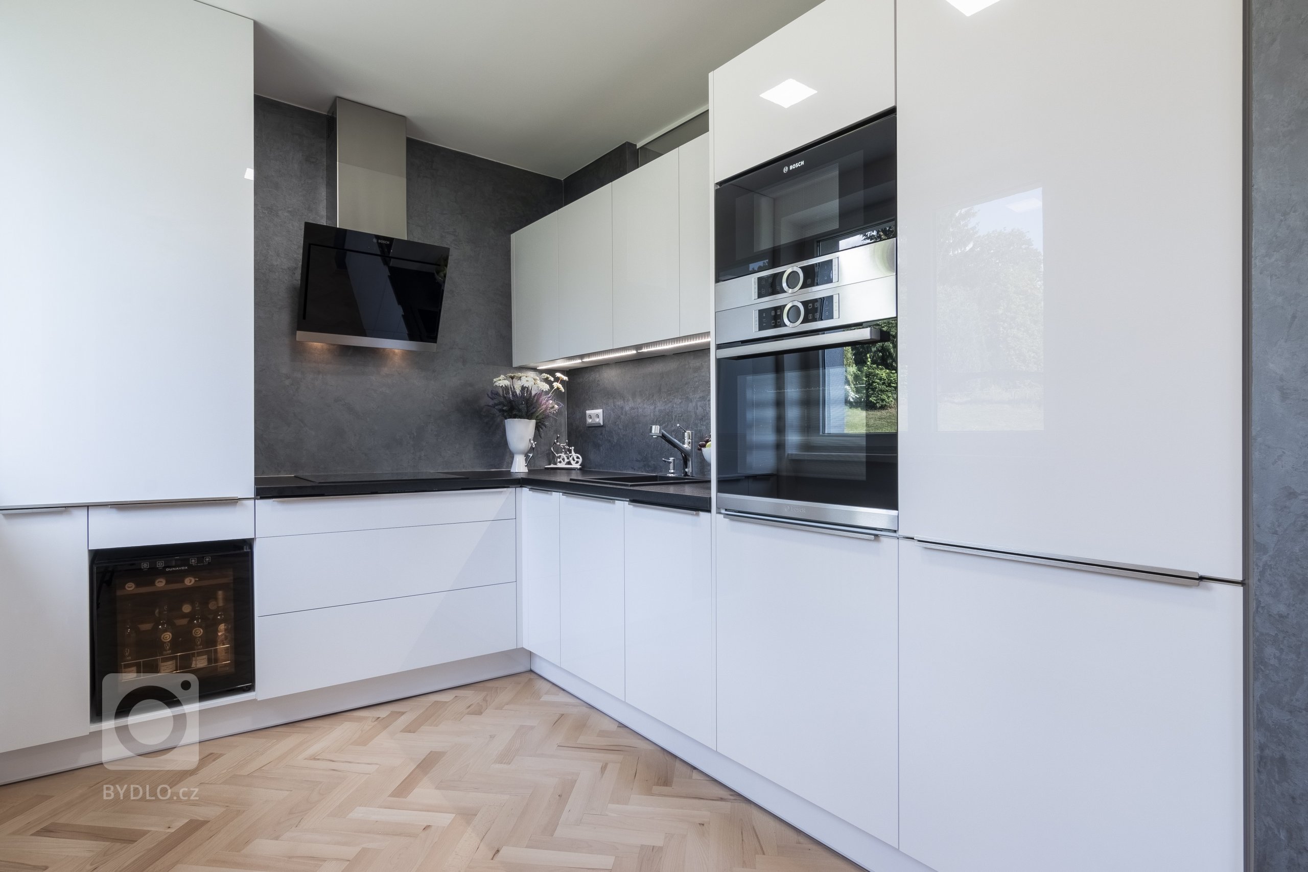 Navržený koncept&nbsp;celého bytu&nbsp;vychází z přání klientky Katky. Preferuje jednoduchost, moderní styl, luxusní materiály&nbsp;a šedé odstíny. Kontrastní…