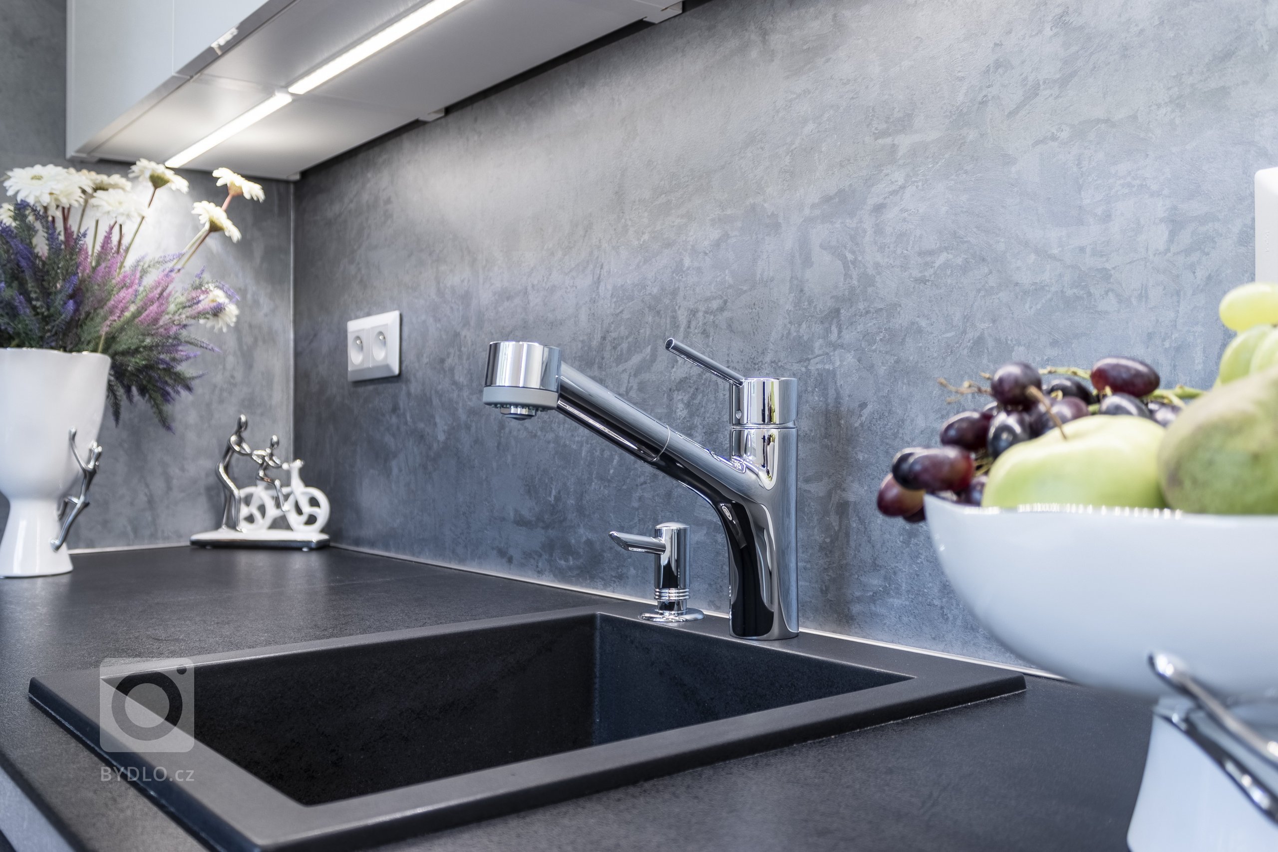 Navržený koncept&nbsp;celého bytu&nbsp;vychází z přání klientky Katky. Preferuje jednoduchost, moderní styl, luxusní materiály&nbsp;a šedé odstíny. Kontrastní…