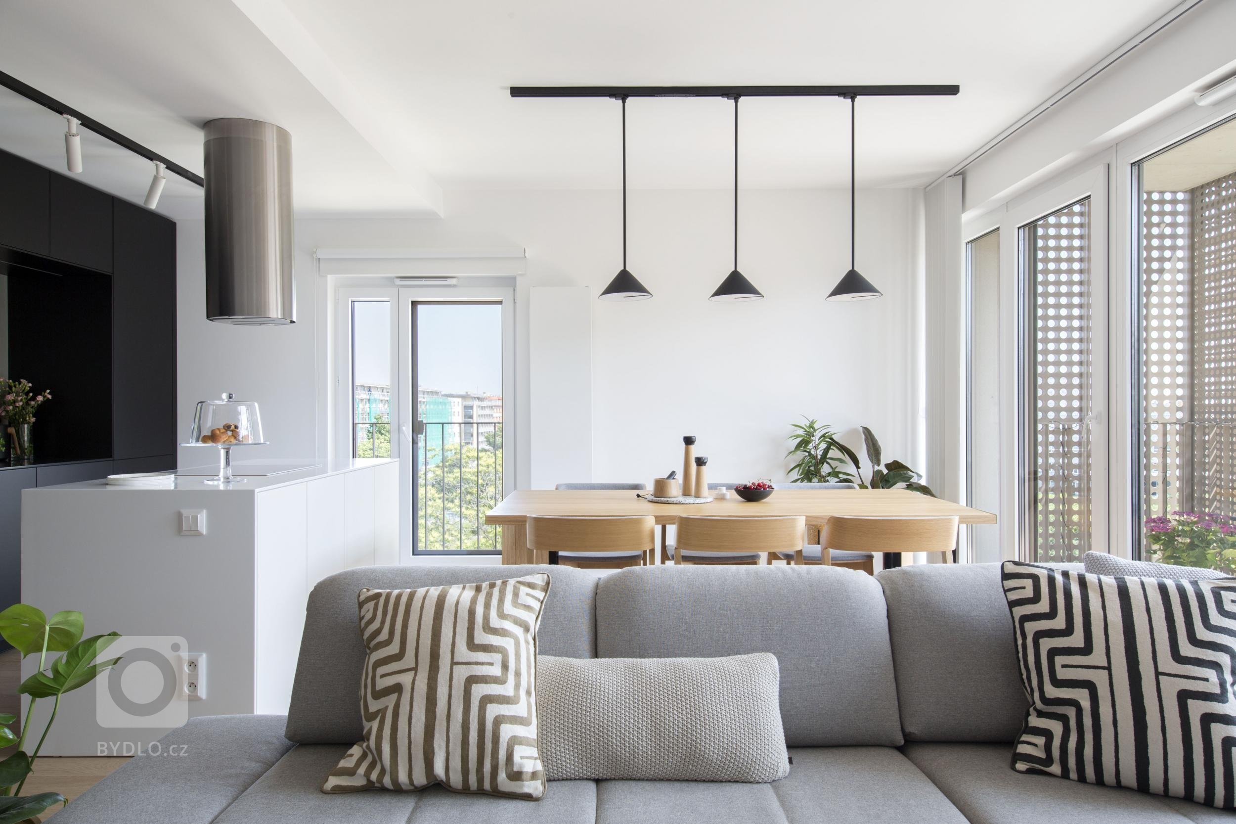 Návrh interiéru bytu pro mladou čtyřčlennou rodinu jsme začali řešit ještě před výstavbou, proto jsme měli možnost zasáhnout i do dispozice a upravit ji přesně…