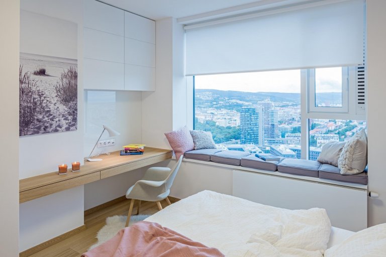 Apartmán s výhledem na město se nachází ve výškové budově na 32. patře a má severní orientaci. Interiér je pěkný ve své jednoduchosti, čistý design nábytku je…