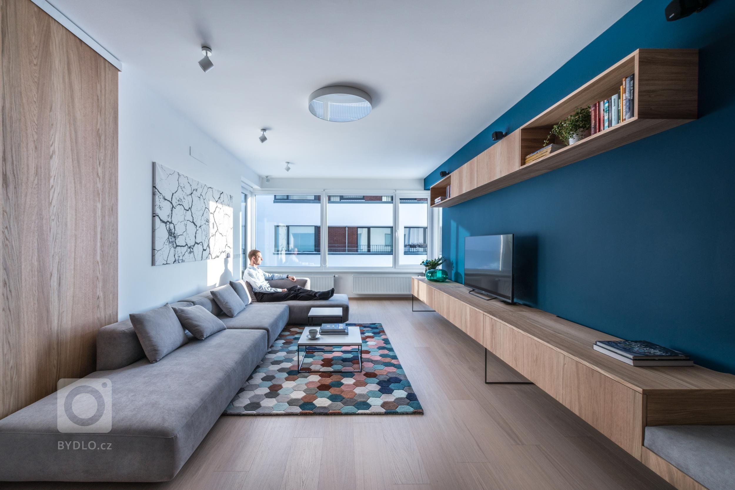 V návrhu interiéru bytu v novostavbě jsme jemnými stavebními úpravami provzdušnili dispozici a vazbám mezi prostorami dali funkční smysl. Decentní materiálové…