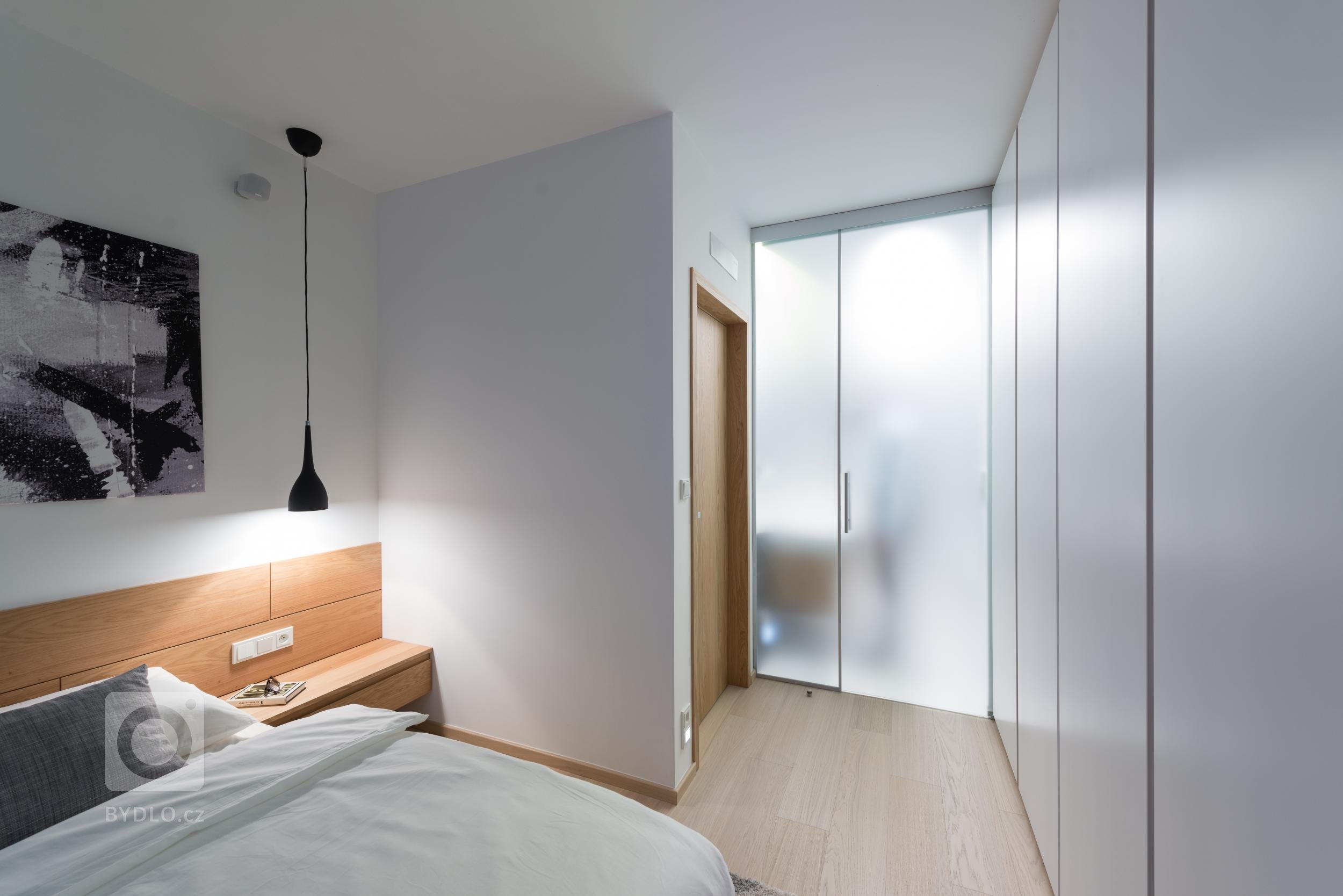 V návrhu interiéru bytu v novostavbě jsme jemnými stavebními úpravami provzdušnili dispozici a vazbám mezi prostorami dali funkční smysl. Decentní materiálové…