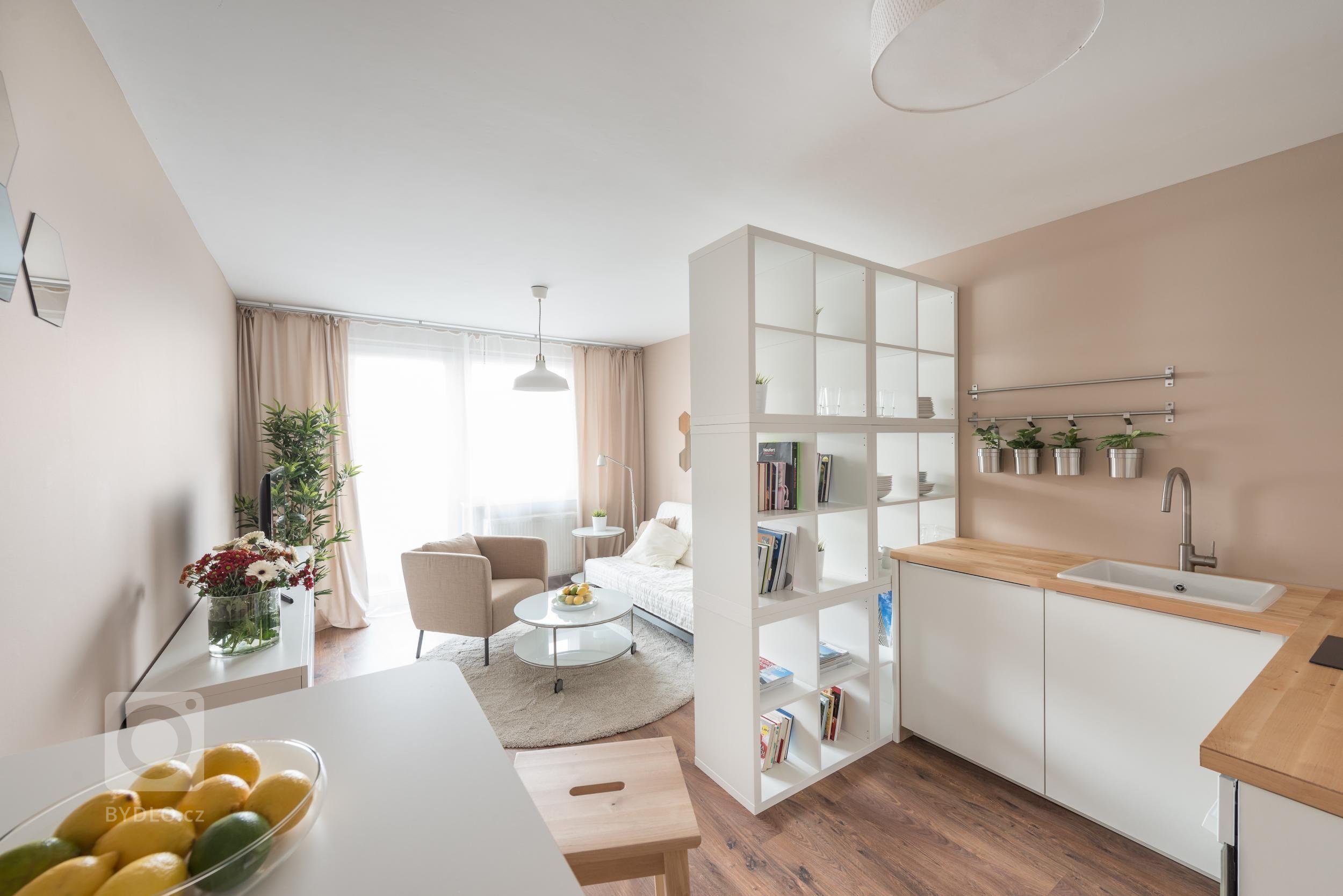 Zařízení jednopokojového bytu jsme navrhli výhradně z produktů Ikea. Příjemný interiér je důkazem, že slušný výsledek se dá dosáhnout i s dostupným typovým…