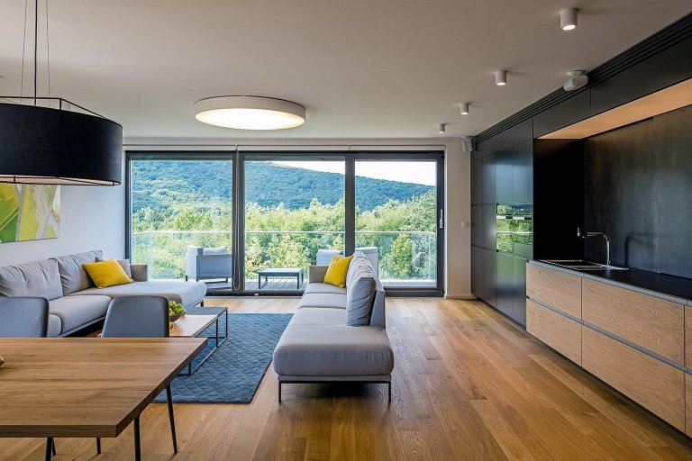 Velkometrážní&nbsp;byt v rezidenčním objektu Villa Vista je především o výhledu, ke kterému stačilo dodělat interiér, který ho nezkazí. Byt je navzdory…