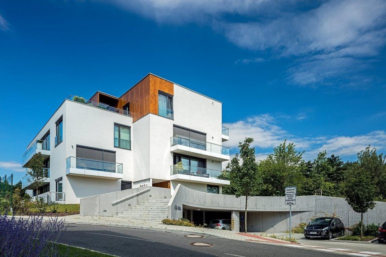 Velkometrážní&nbsp;byt v rezidenčním objektu Villa Vista je především o výhledu, ke kterému stačilo dodělat interiér, který ho nezkazí. Byt je navzdory…