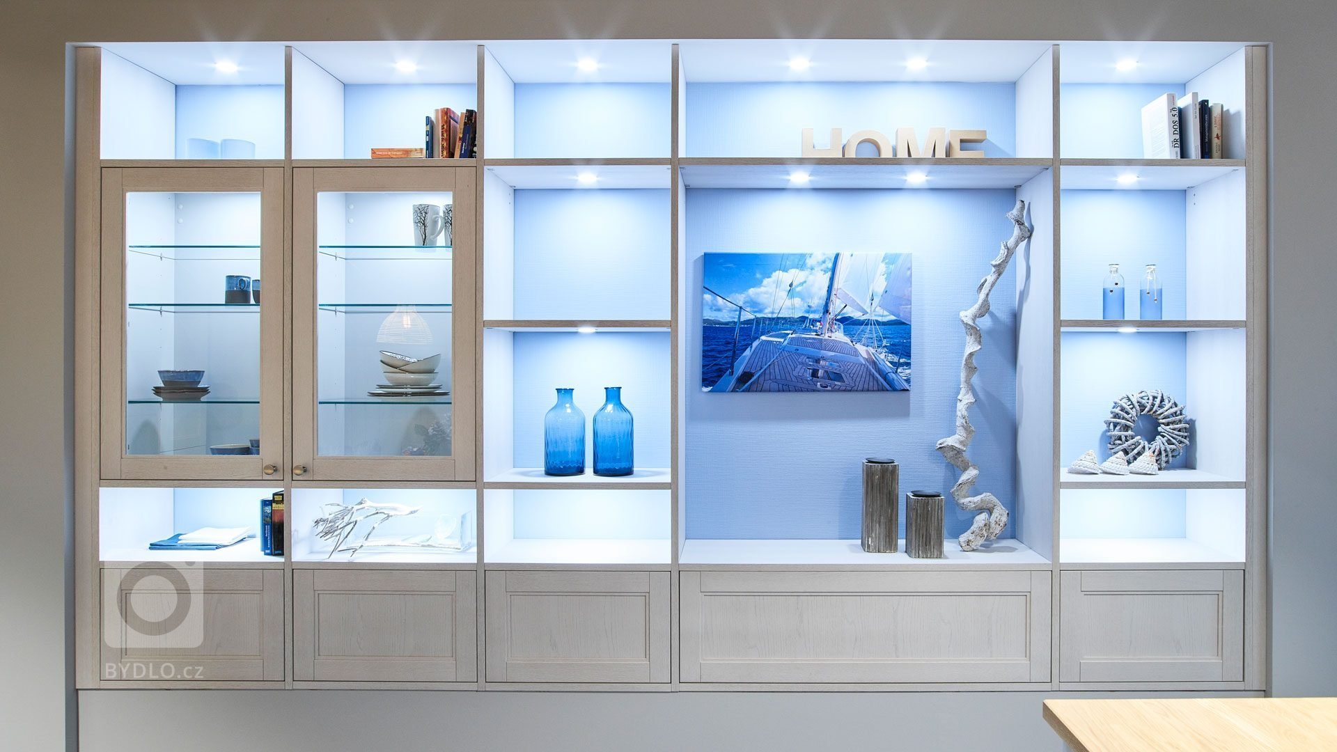 Severský styl je už léta velmi oblíbený, skandinávský styl naší kuchyní opravdu sluší. Dvířka patinovaný dub bílá, pracovní deska z masivního dřeva
