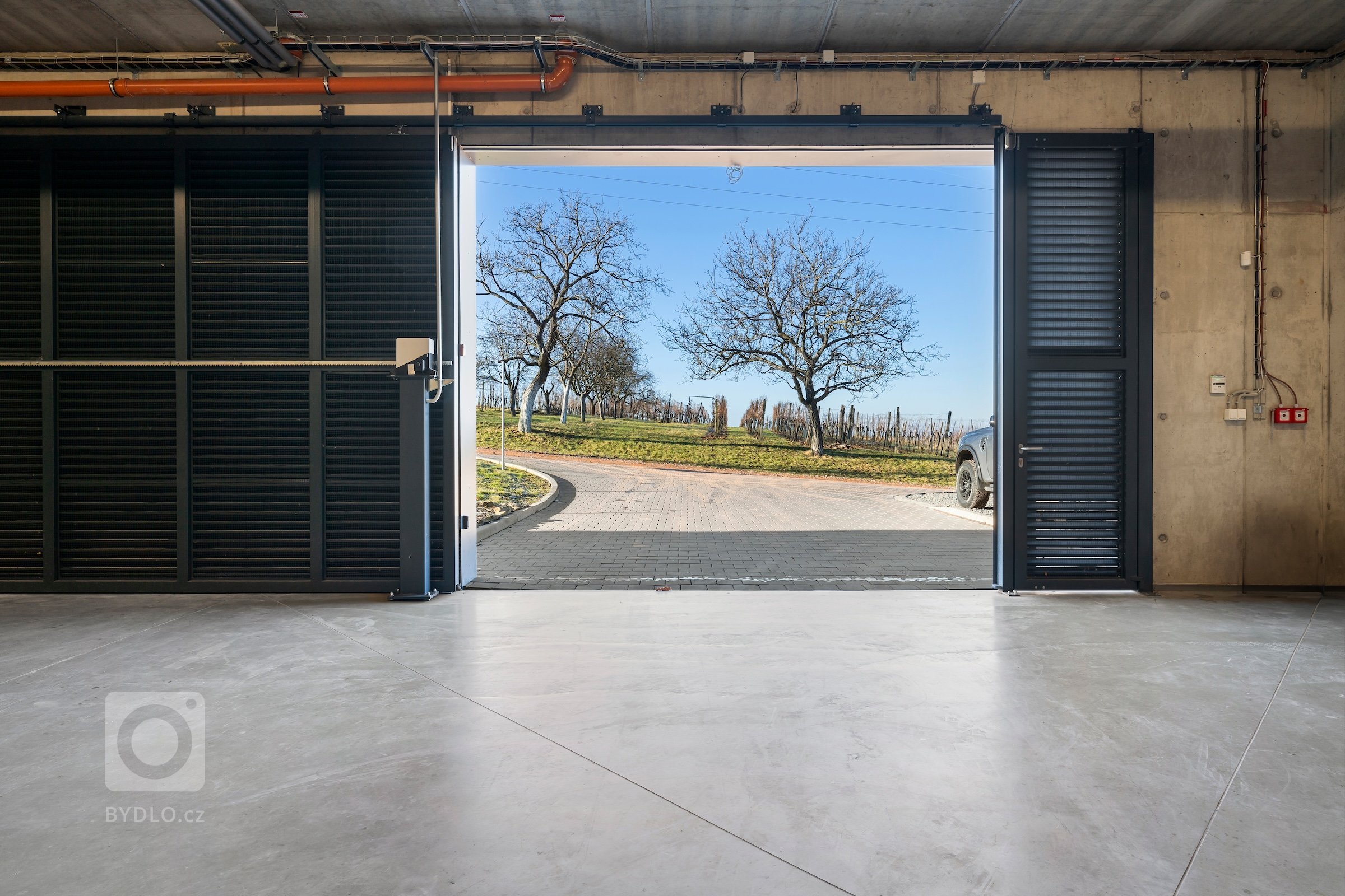 Jako profesionální fotograf jsem měl nedávno tu čest pracovat na fascinujícím projektu &ndash; fotografování Vinařství Konopný kopec. Toto unikátní vinařství,…