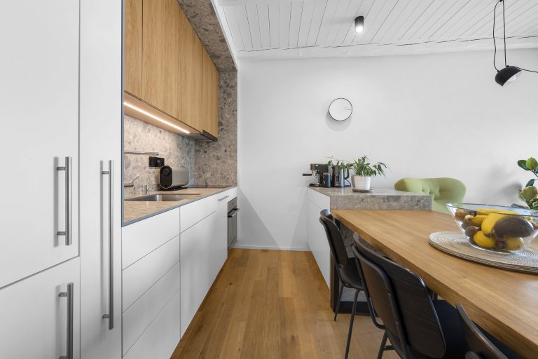 V rámci mého posledního fotografačního projektu jsem měl možnost zachytit interiér, který byl navržen s cílem vytvořit vzdušný a moderní prostor v…