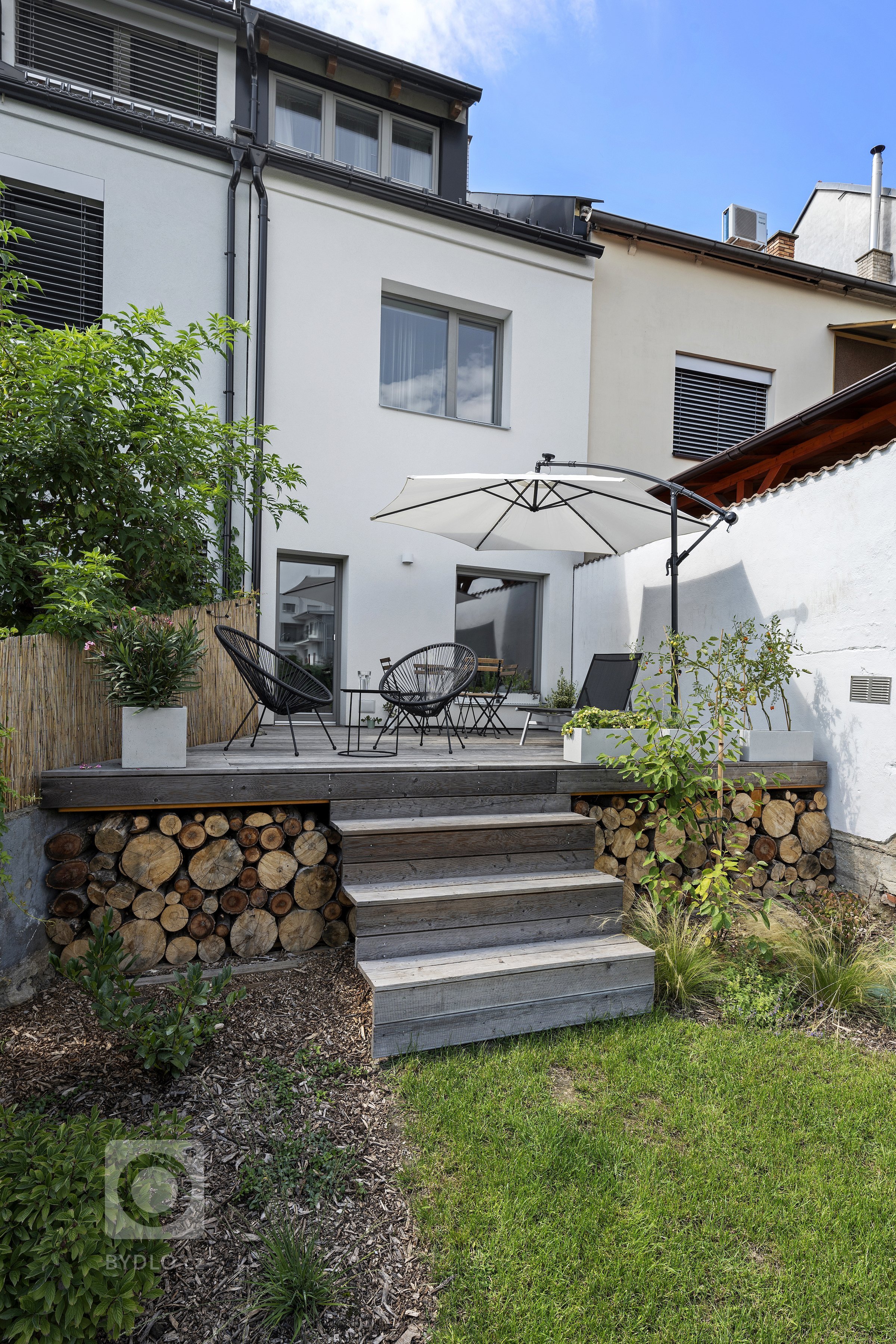 V rámci mého posledního fotografačního projektu jsem měl možnost zachytit interiér, který byl navržen s cílem vytvořit vzdušný a moderní prostor v…