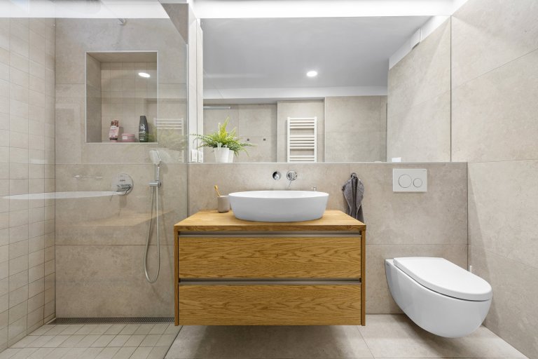 V rámci mého posledního fotografačního projektu jsem měl možnost zachytit interiér, který byl navržen s cílem vytvořit vzdušný a moderní prostor v…